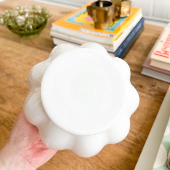 Fenton Vase. Inside is light pink. - Picture 10 of 10